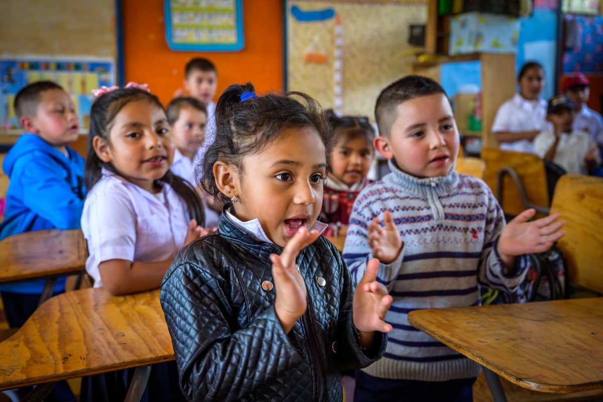 niños-en-aula-de-clase-aplaudiendo